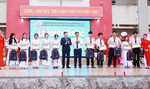 Trao học bổng tại Trường THPT Năng khiếu TDTT huyện Bình Chánh (TP.HCM). Ảnh STB