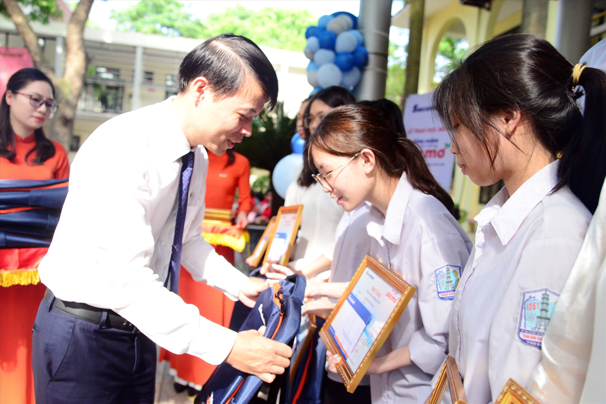 Trao học bổng tại Trường THPT Thuận Thành (Bắc Ninh). Ảnh: STB