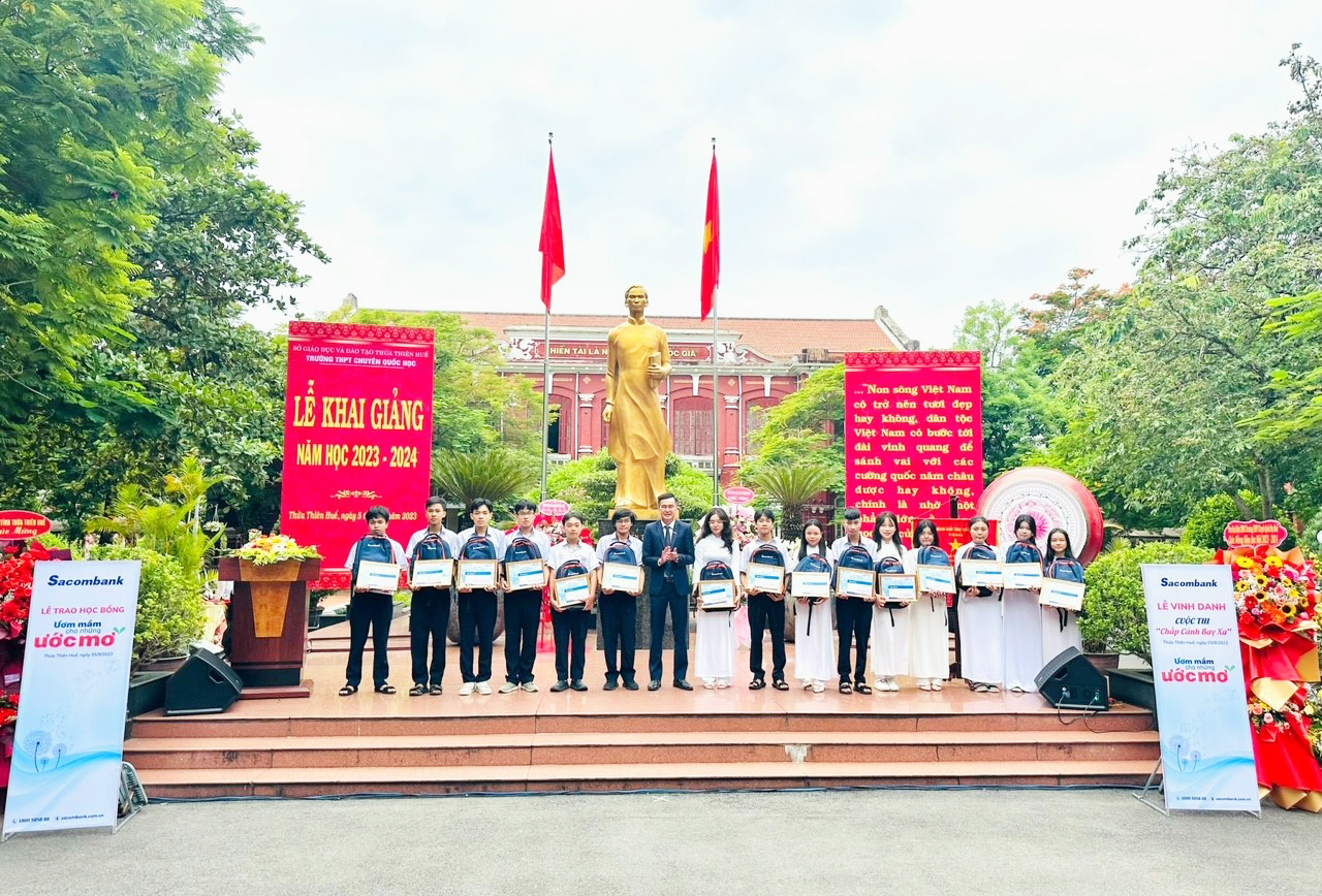 Trao học bổng tại Trường THPT Quốc học Huế (Thừa Thiên Huế). Ảnh: STB