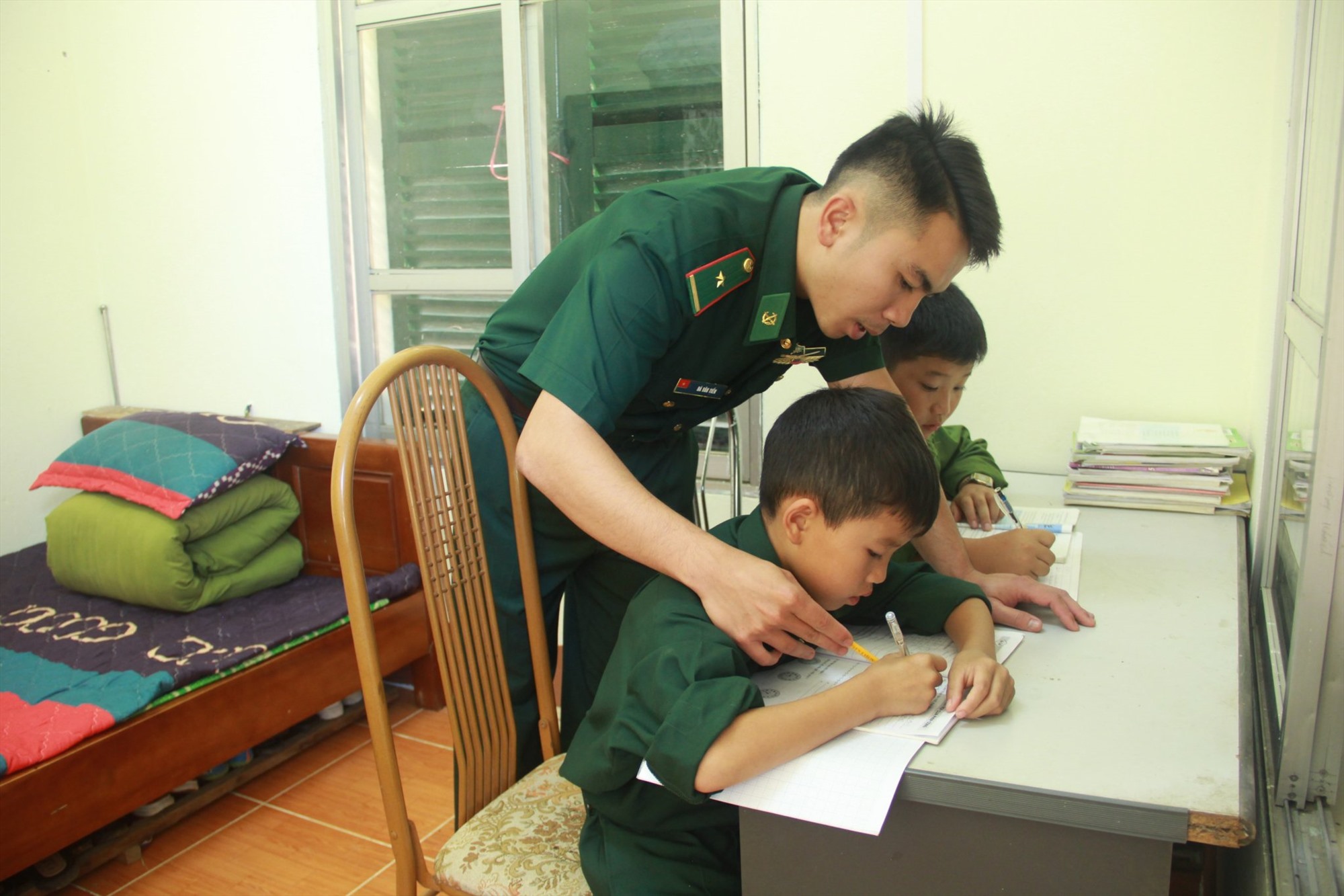 Hai anh em Cường và Việt từ những ngày đầu về làm con nuôi biên phòng. Ảnh: NVCC