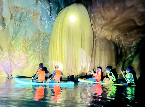 Hang động vừa phát hiện tuyệt đẹp giữa núi rừng Trường Sơn. Ảnh: Người dân cung cấp