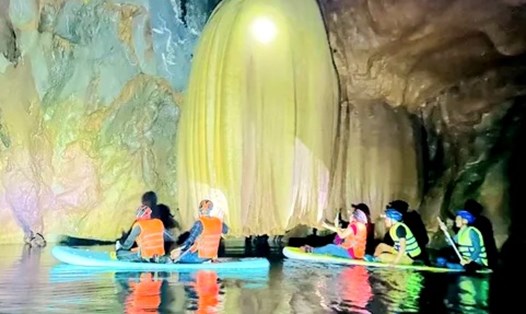 Hang động vừa phát hiện tuyệt đẹp giữa núi rừng Trường Sơn. Ảnh: Người dân cung cấp