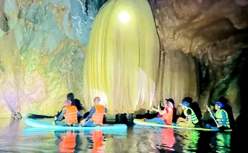 Hang động vừa phát hiện tuyệt đẹp giữa núi rừng Trường Sơn. Ảnh: Người dân cung cấp