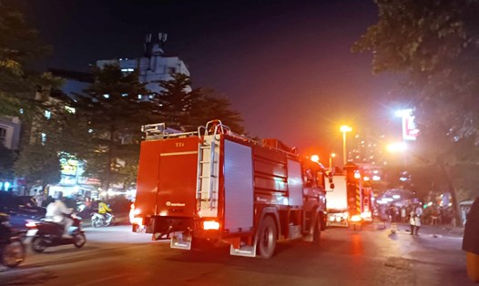 Lực lượng PCCC&CNCH đang nỗ lực dập lửa đám cháy ở quán trà chanh nằm trong ngôi nhà 6 tầng ở đường Láng, Hà Nội. Ảnh: Lan Nhi