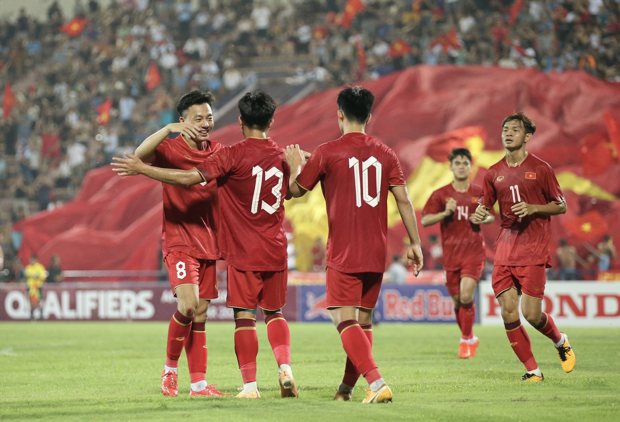Ở những phút cuối, U23 Việt Nam liên tiếp có bàn thắng nhờ công của Hồ Văn Cường, Thanh Nhàn, Hoàng Văn Toản và Bùi Vĩ Hào, qua đó khép lại trận thắng với tỉ số 6-0 trước U23 Guam.