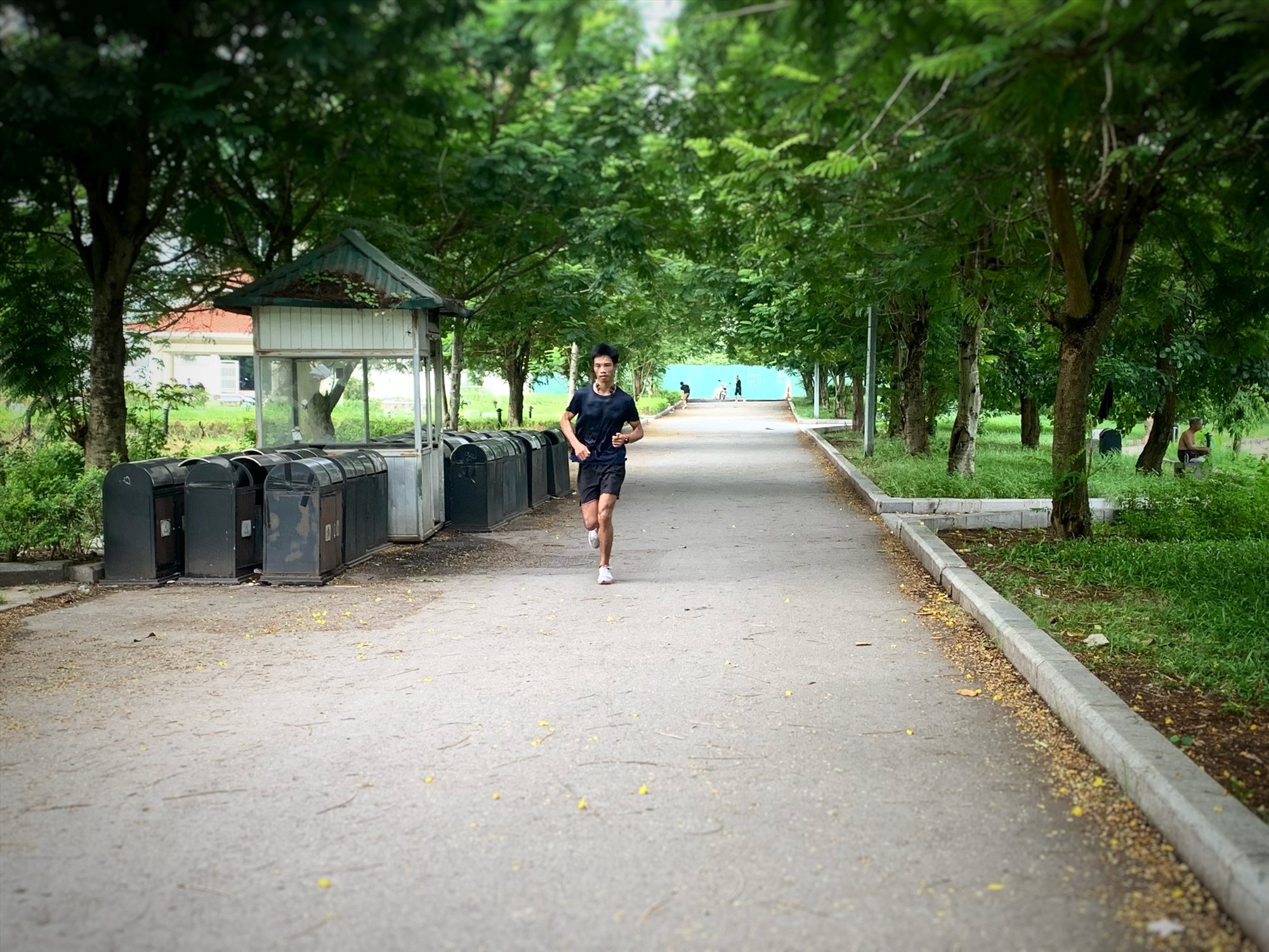 Anh Lò Văn Hồng (SN 1996, Điện Biên) thường xuyên chạy bộ trong công viên Mai Dịch. Ảnh: Thu Thuỷ