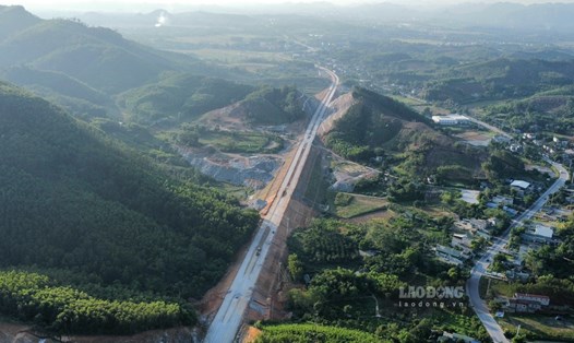 Người dân 2 tỉnh Phú Thọ và Tuyên Quang mong chờ tuyến cao tốc nghìn tỉ sẽ sớm hoàn thành. Ảnh: Tô Công.