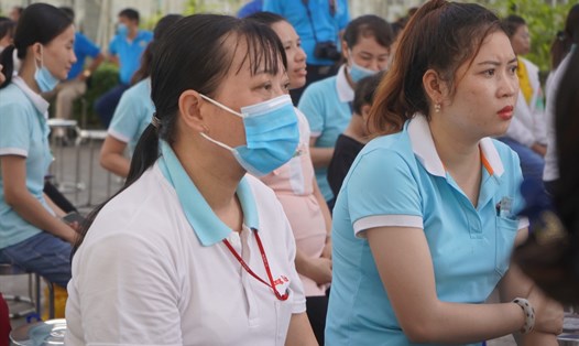Chị Nguyễn Thị Vòng (bên trái) mong công việc ổn định để có thu nhập trang trải cuộc sống. Ảnh: Phương Ngân.
