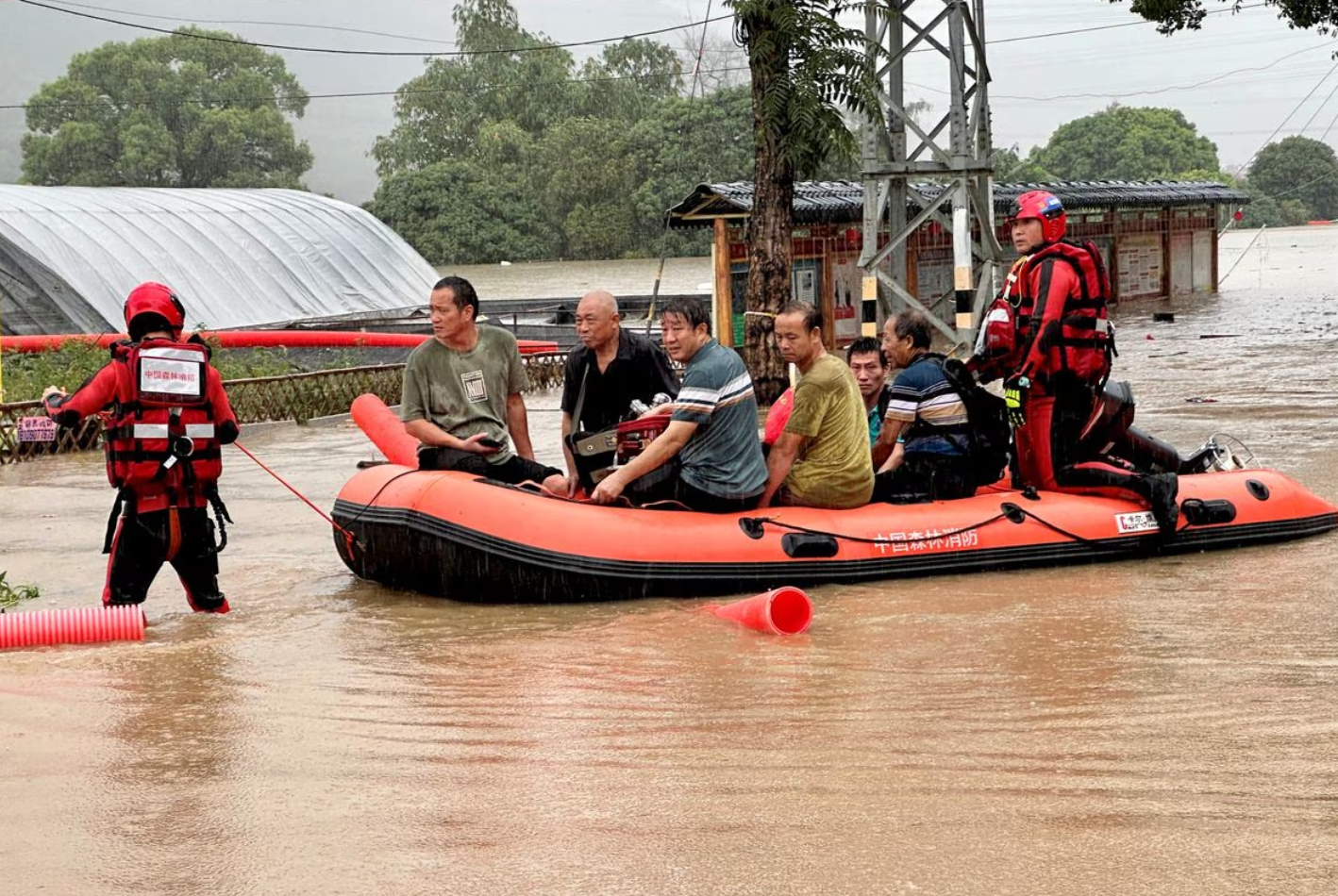 Cứu hộ người dân bị mắc kẹt trong nước lũ ở Phúc Châu sau trận mưa lớn do bão Haikui ngày 5.9.2023. Ảnh: China News Service