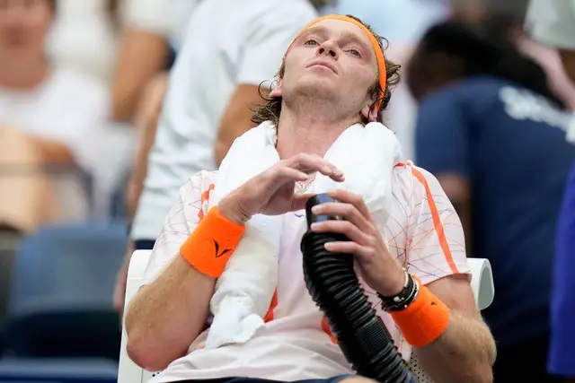 Andrey Rublev cũng rất mệt mỏi trong trận đấu kéo dài gần 3 giờ đồng hồ. Ảnh: ATP