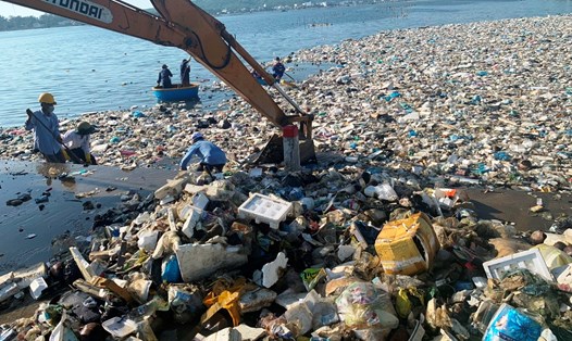 Hơn 400 tấn rác thải sinh hoạt ở đầm nước mặn Sa Huỳnh đã được thu gom trong 1 ngày để đưa đi xử lý. Ảnh: Ngọc Viên
