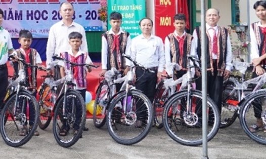 Công đoàn PVFCCo tặng xe đạp cho học sinh trong  chương trình “Tiếp bước em tới trường”. Ảnh: CĐCS 