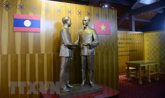 Bức tượng Chủ tịch Hồ Chí Minh và Chủ tịch nước Cộng hòa Dân chủ Nhân dân Lào Kaysone Phomvihane thể hiện mối quan hệ đặc biệt Việt Nam - Lào. Ảnh: TTXVN