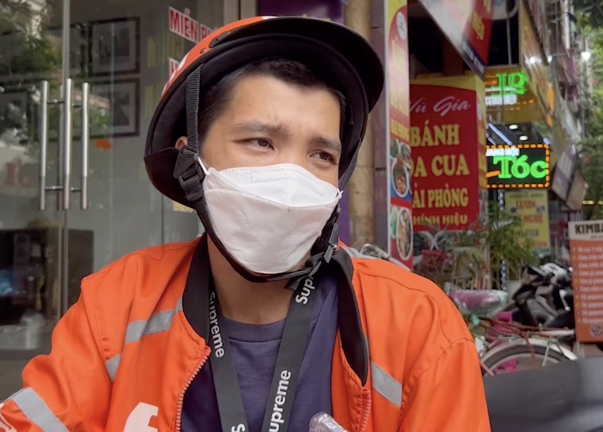 Shipper Nguyễn Ngọc Vinh chia sẻ cùng phóng viên. Ảnh C.N