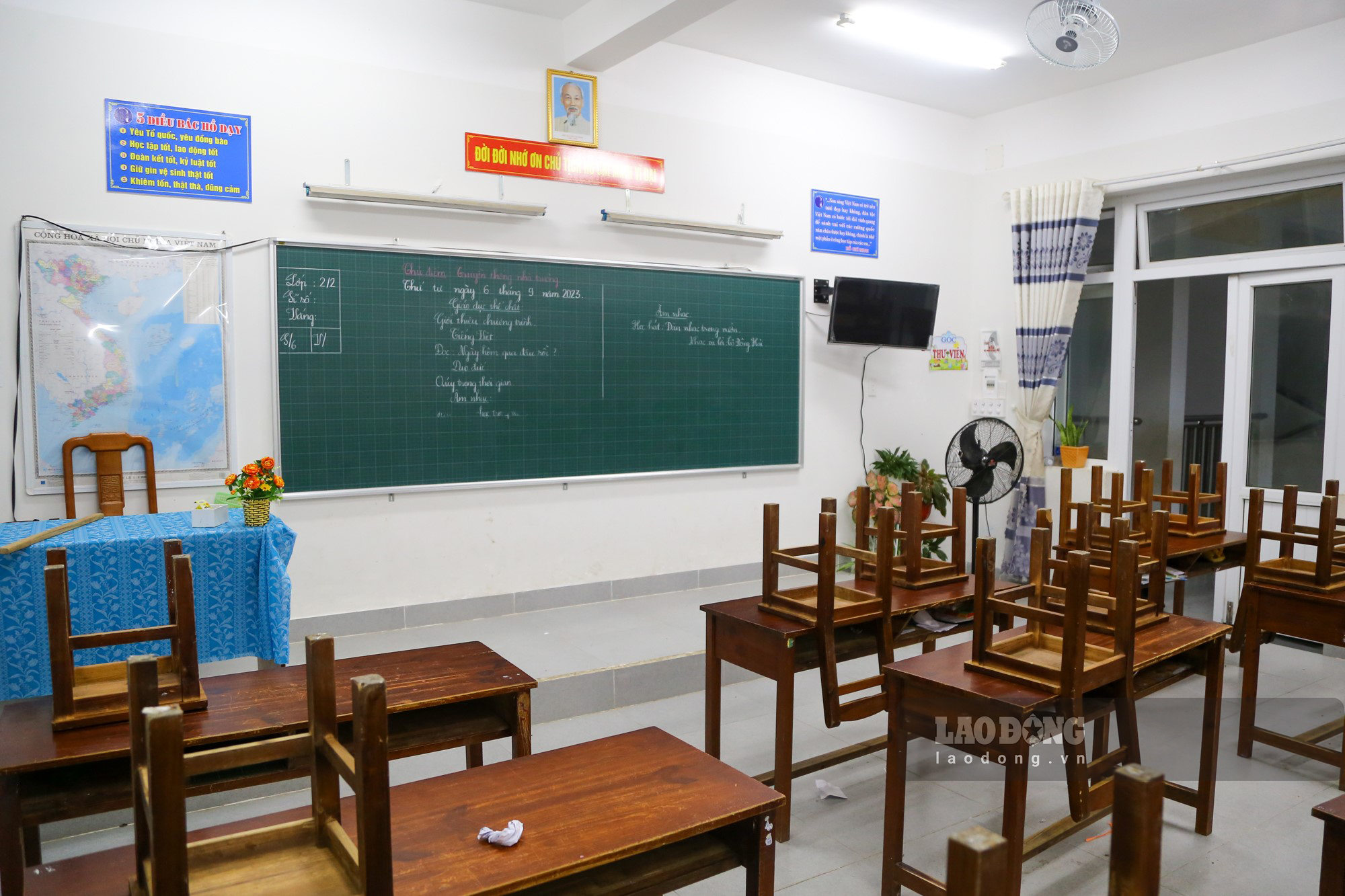 Bên trong các lớp học đều được bố trí quạt, màn hình tivi để phục vụ cho việc giảng dạy.