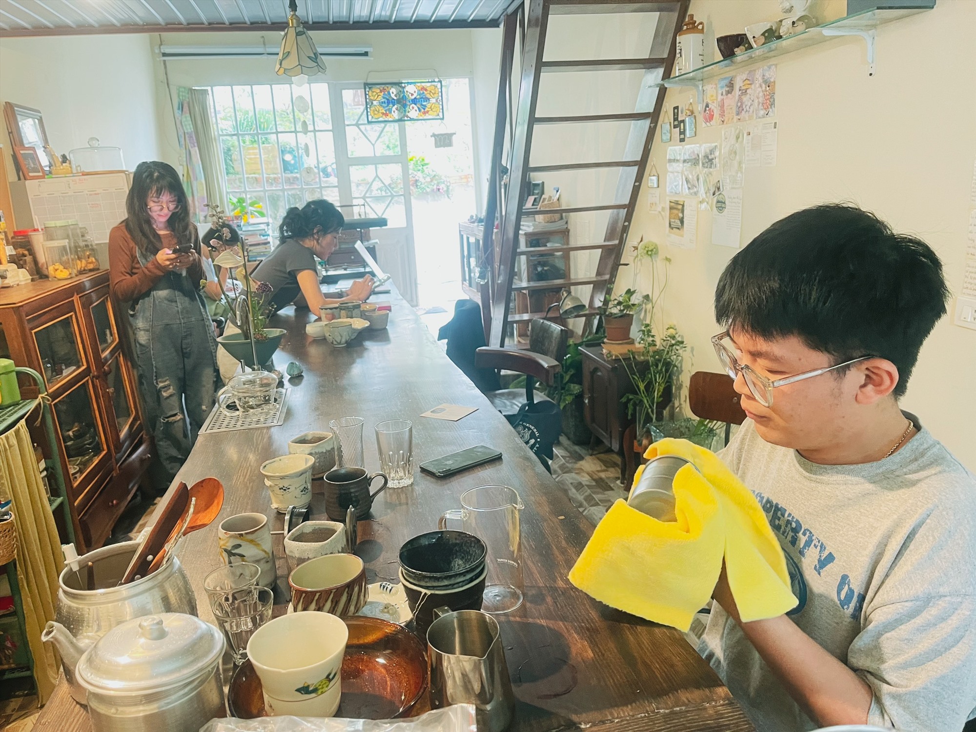 Ngoài giờ làm việc, Khánh Hiền thường giúp hai cô gái lau chùi những chiếc cốc mẻ