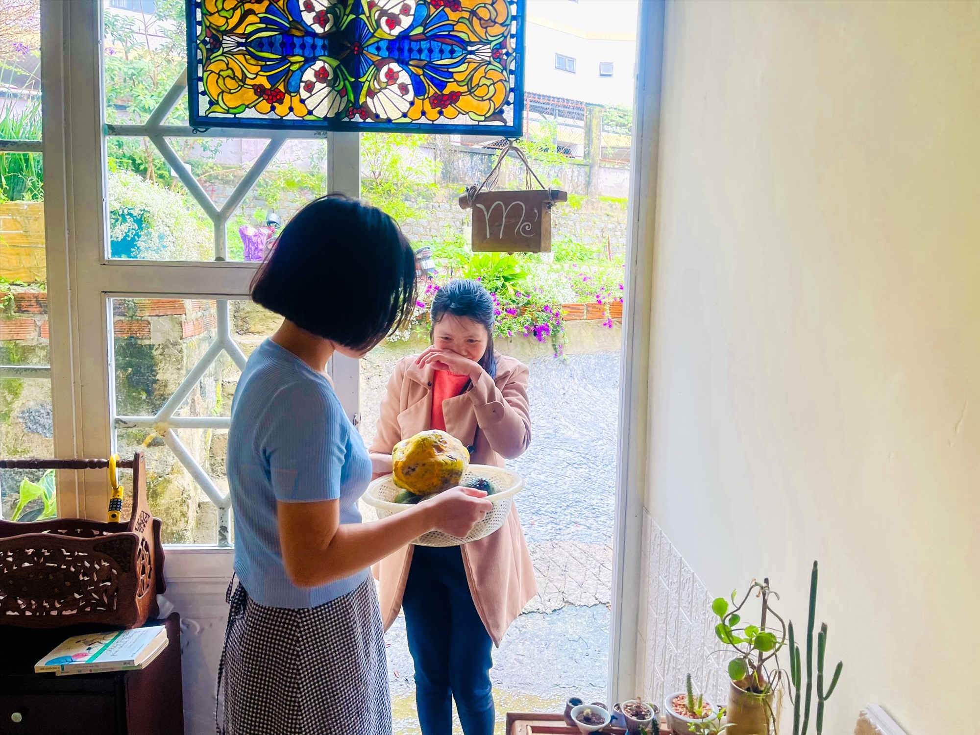 Hàng xóm xung quanh thường tặng trái cây sạch cho Dương Chiêu và Nhật Linh. Ảnh: Mai Hương