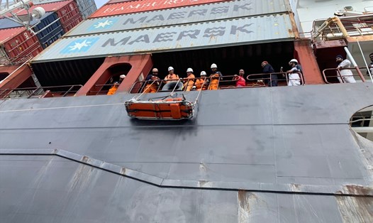 Công tác đưa nạn nhân xuống tàu SAR 272. Ảnh: Trung tâm phối hợp tìm kiếm, cứu nạn hàng hải Việt Nam