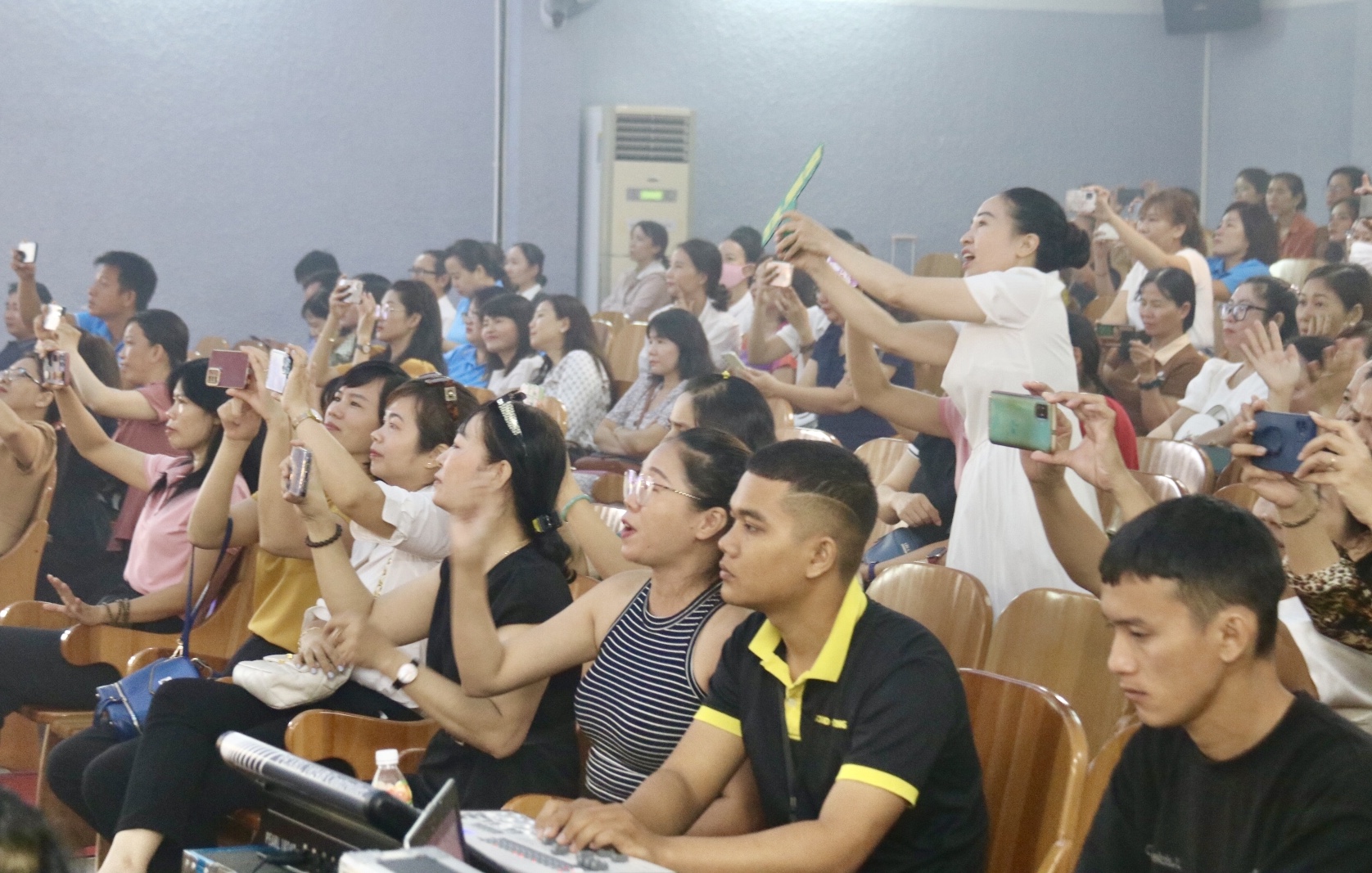 Tiết mục sôi động, trẻ trung mang hơi thở của thành phố biển Nha Trang do đoàn viên đến từ LĐLĐ Nha Trang nhận được sự cổ vũ nhiệt tình của khán giả. Ảnh: Phương Linh