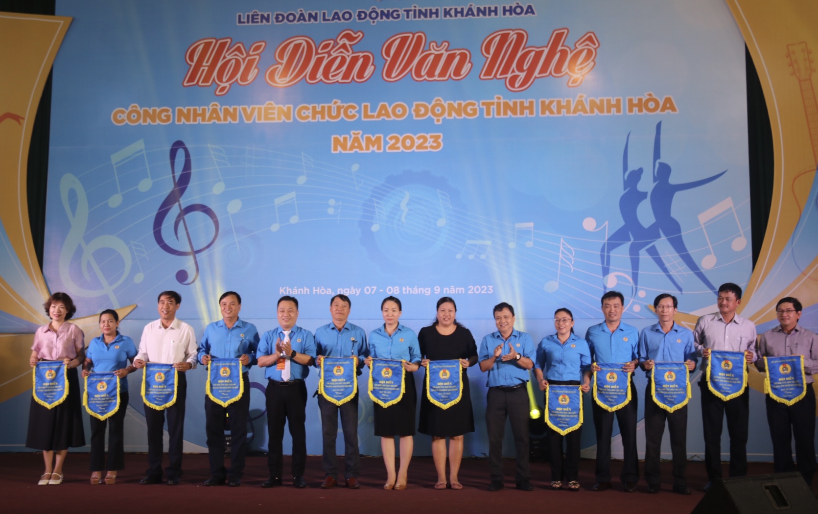Lãnh đạo LĐLĐ tỉnh Khánh Hoà tặng cờ  lưu niệm 16 đội tham gia hội diễn Ảnh: Phương Linh