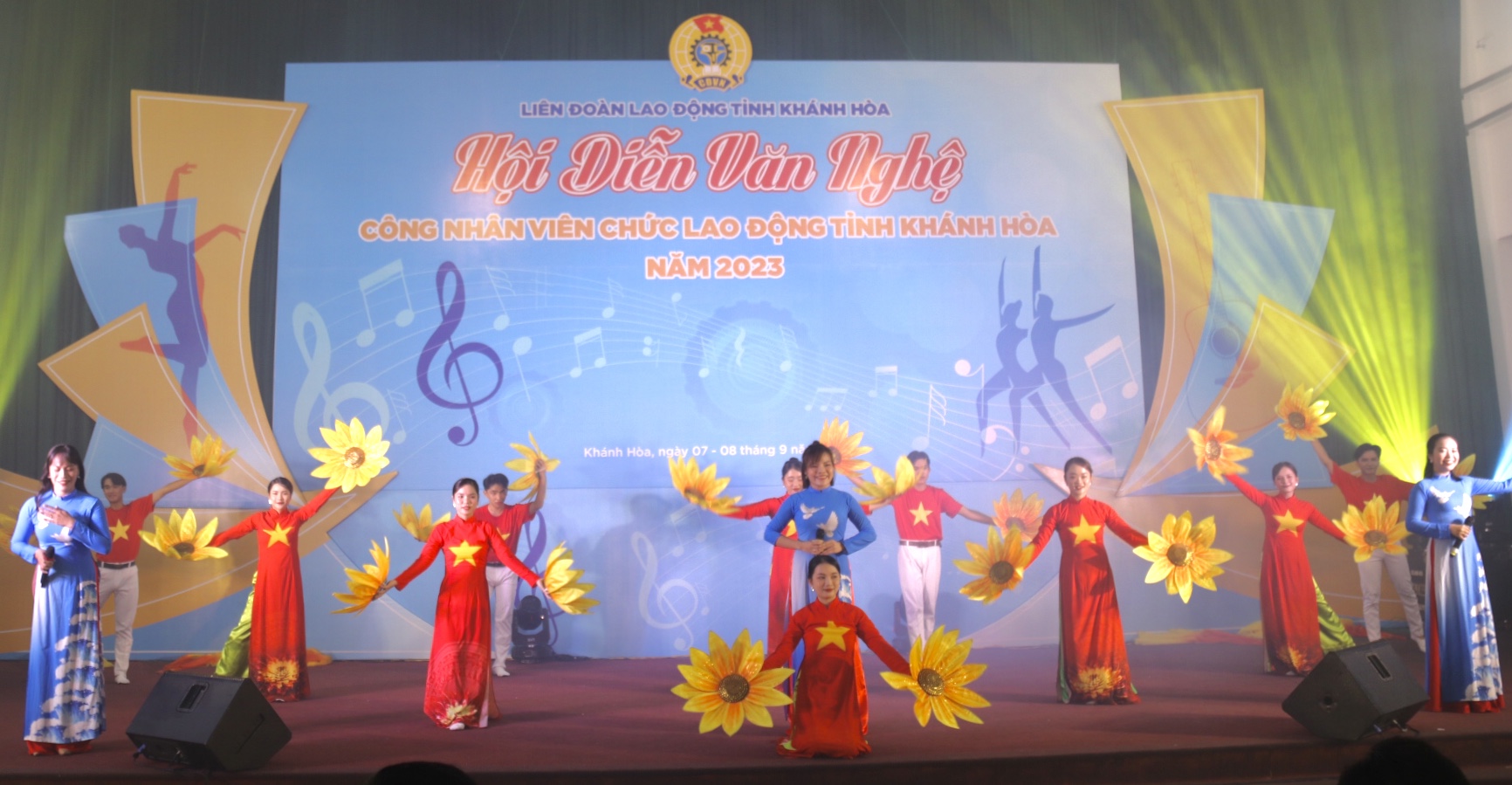 Đơn vị LĐLĐ huyện Vạn Ninh mở đầu với nhiều tiết mục ca ngợi hình ảnh người công nhân lao động, ca ngợi tổ quốc. Ảnh: Phương Linh