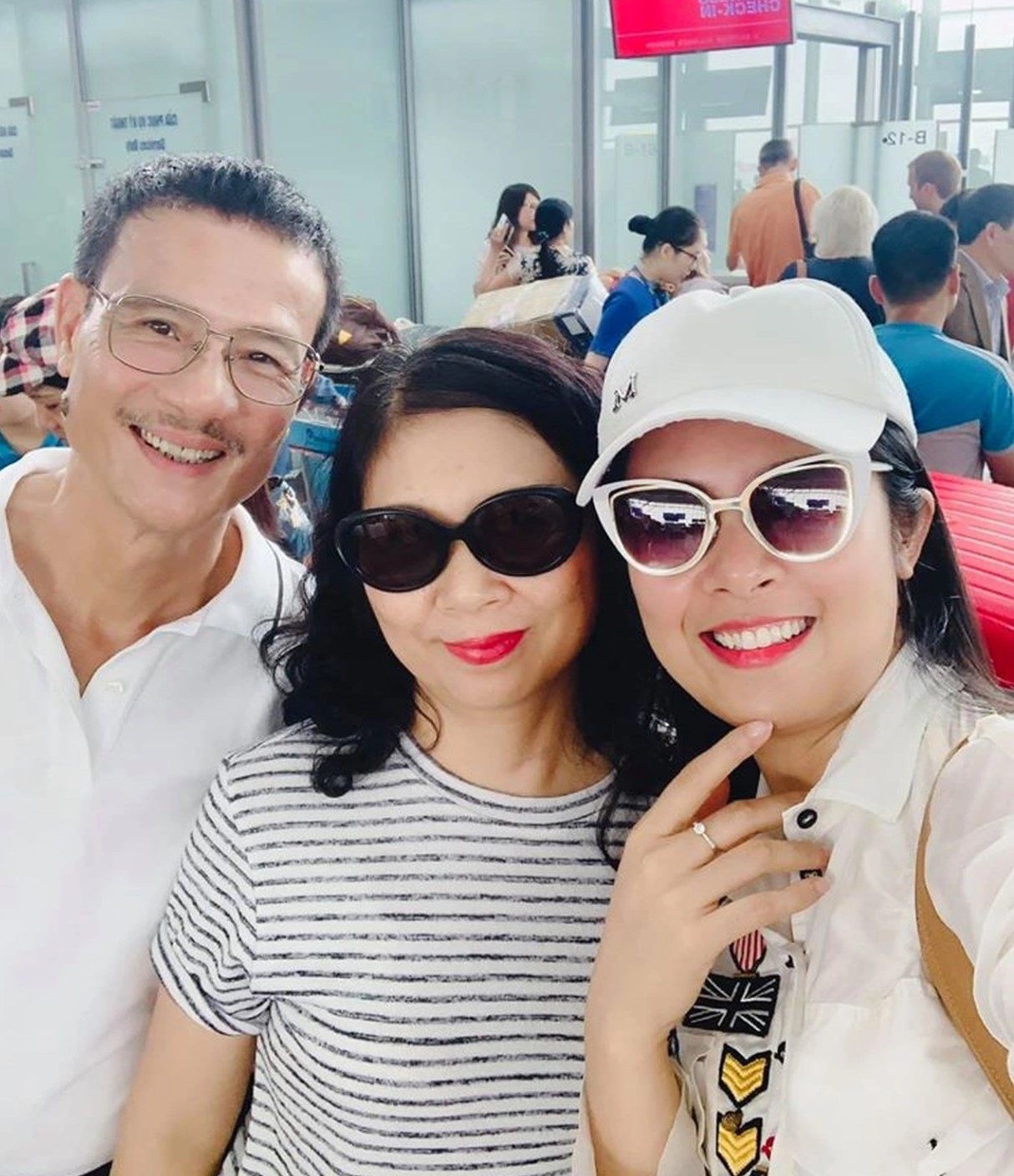 Hoa hậu Ngọc Hân và bố mẹ ruột. Ảnh: Facebook nhân vật