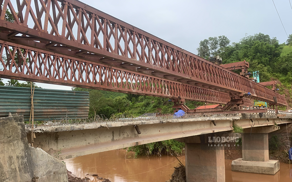 Như Lao Động đã thông tin, trong đợt mưa lũ từ ngày 20.7 đến ngày 8.8.2023, cầu Nậm Nhé II tại Km135+850, Quốc lộ 4H thuộc địa phận xã Mường Toong, huyện Mường Nhé, tỉnh Điện Biên bị sụt lún, không đảm bảo an toàn cho các phương tiện qua lại.