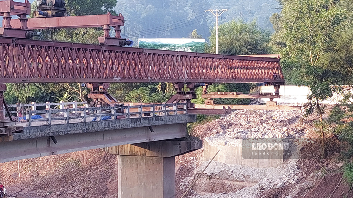Đối với việc sửa chữa cầu Nậm Nhé 2, ông Bùi Thanh Hiếu cho biết: “Có 2 phương án sửa chữa đã được trình lên Cục Đường bộ Việt Nam và vẫn phải chờ Bộ GTVT phê duyệt“.