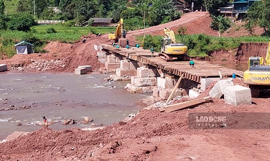 Việc xây dựng công trình khẩn cấp tại huyện Mường Nhé, tỉnh Điện Biên vẫn chưa hoàn thành sau hơn 1 tháng xảy ra sự cố do mưa lũ. Ảnh: Văn Thành Chương