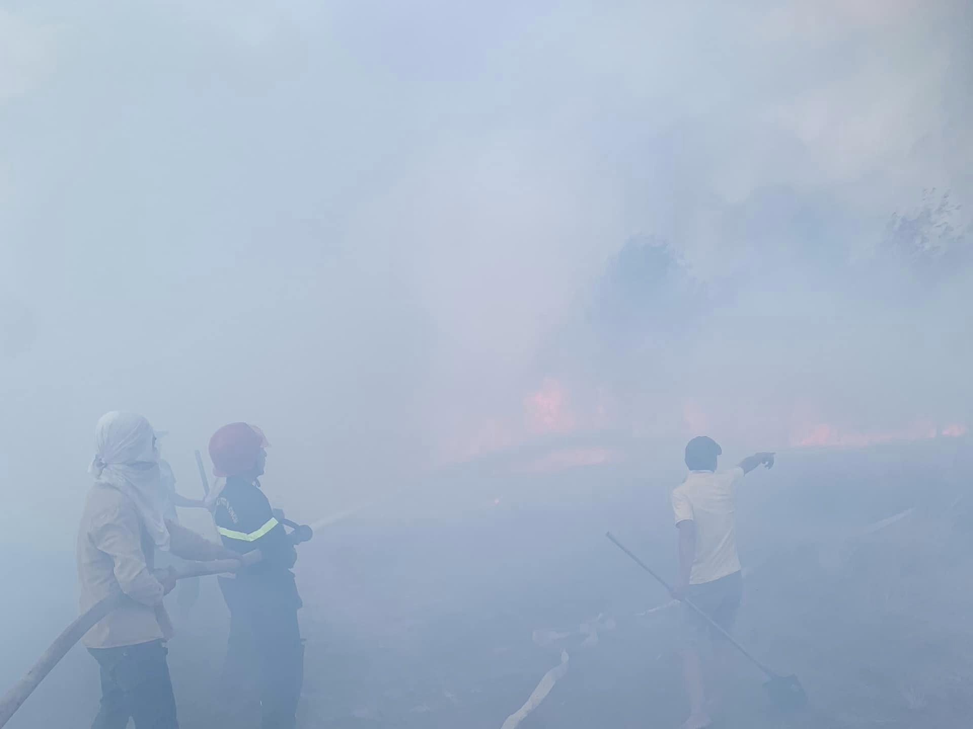 Lực lượng chức năng dập lửa ở đám cháy rừng. Ảnh: H.N.