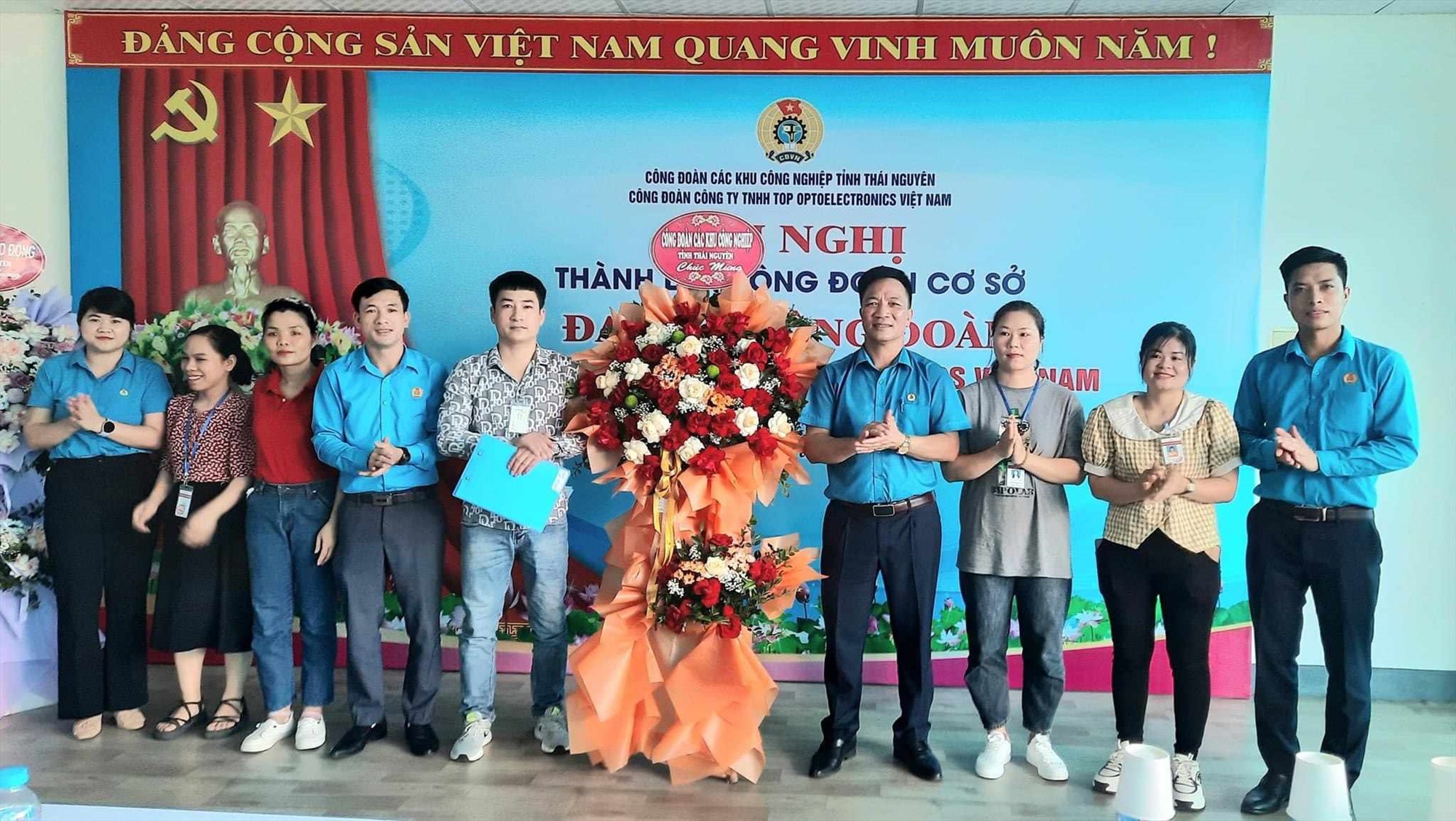 Trao quyết định thành lập mới công đoàn cơ sở trong KCN Thái Nguyên. Ảnh: Minh Hạnh 