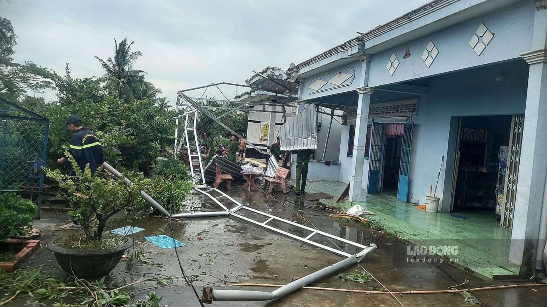 Hằng trăm căn nhà dân ở Sóc Trăng bị tốc mái do giông lốc hồi cuối tháng 7. Ảnh: Phương Anh
