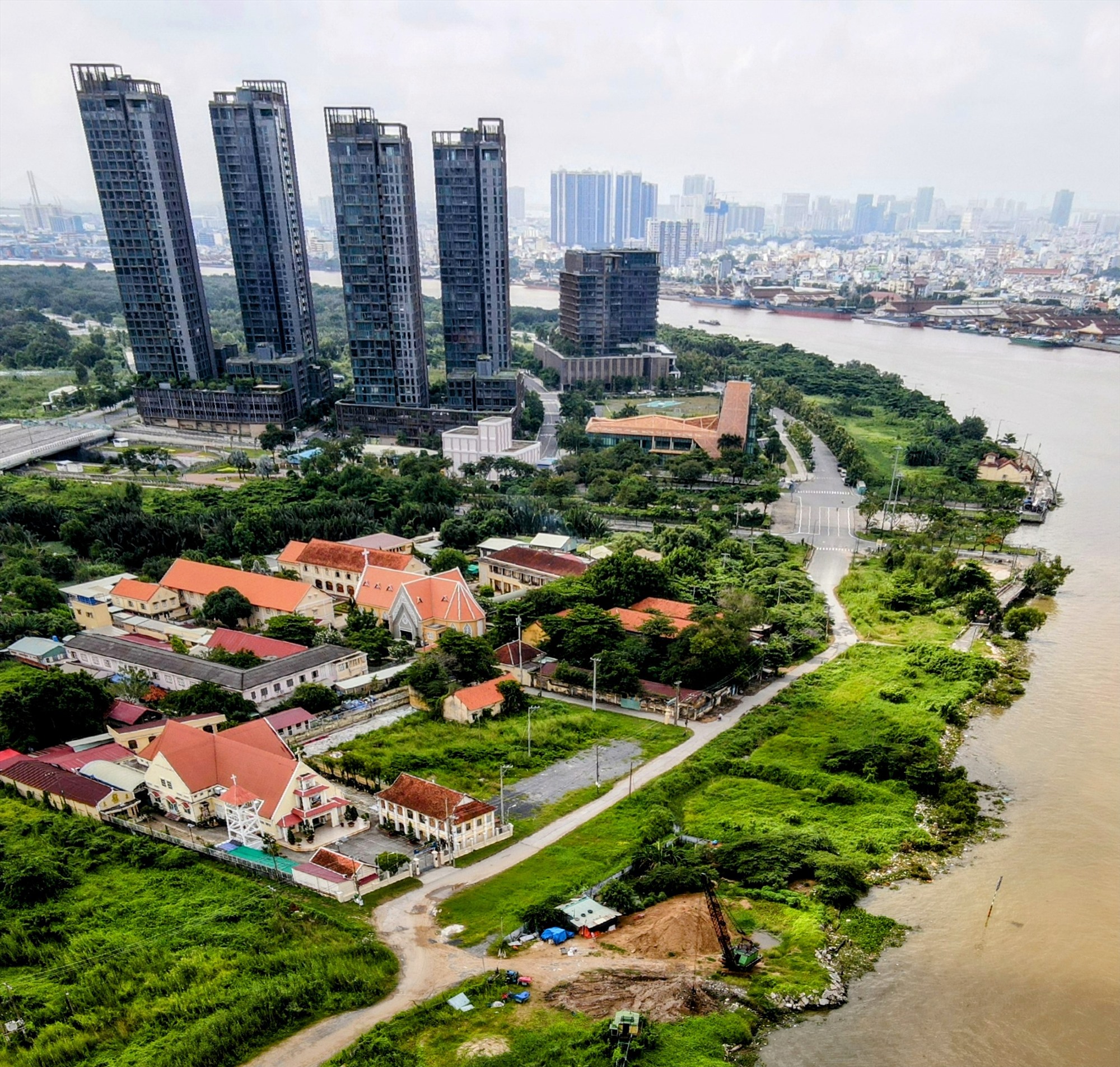  Cùng có vị thế đẹp dọc sông Sài Gòn nhưng khu vực này hiện chỉ có cỏ cây.