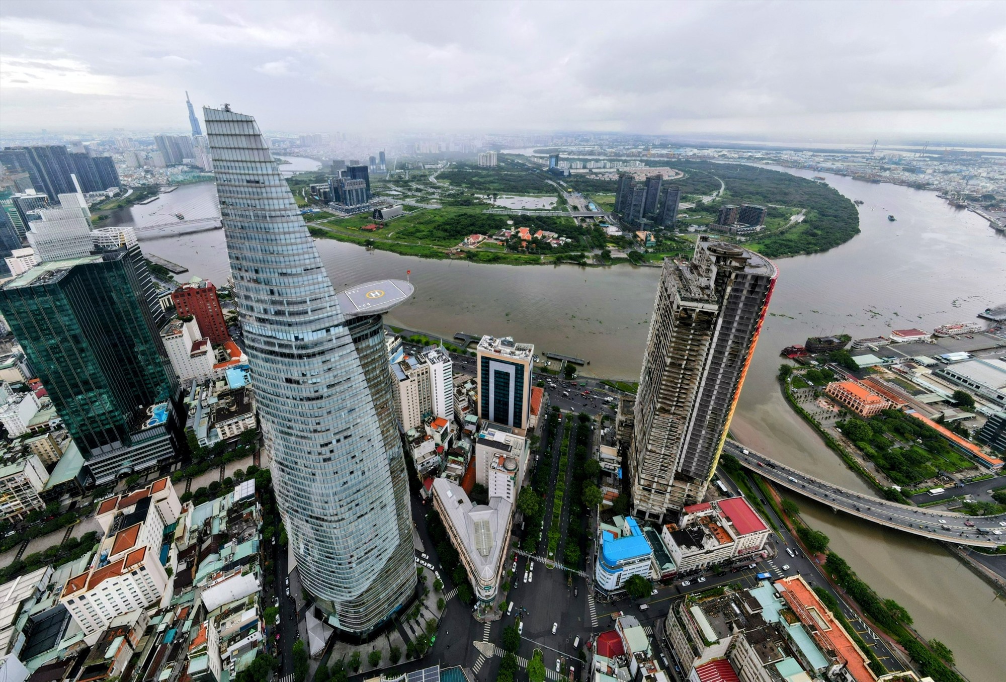 Trái ngược với khung cảnh hiện đại của bến Bạch Đằng là cảnh hoang sơ của bờ sông Sài Gòn phía khu đô thị mới Thủ Thiêm. 