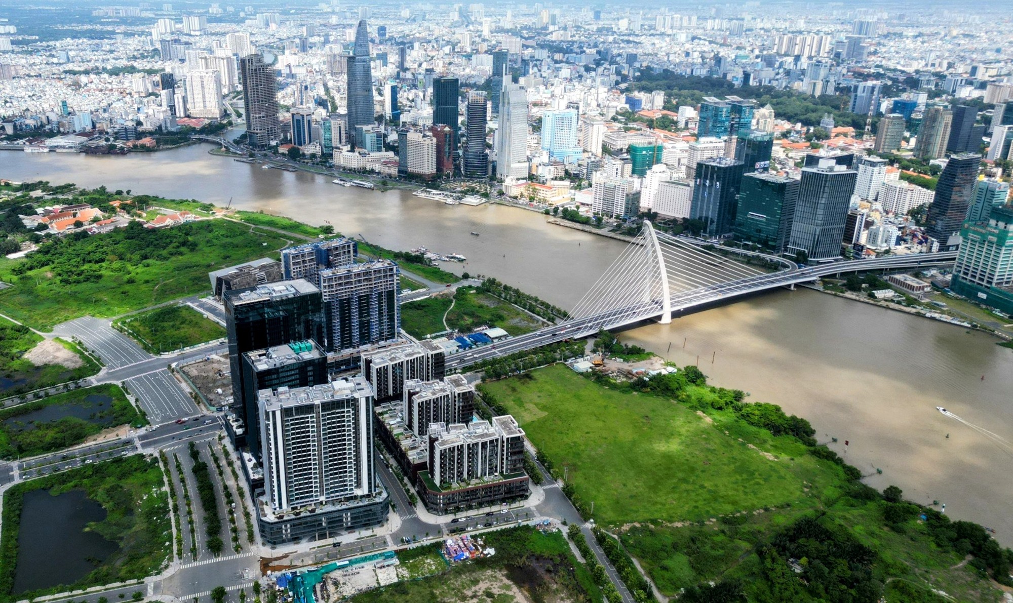 Mới đây, lãnh đạo UBND TPHCM giao TP Thủ Đức phối hợp với các sở ngành nghiên cứu, đề xuất phương án cải tạo, chỉnh trang khu vực bờ sông Sài Gòn phía TP Thủ Đức để cân xứng với cảnh quan bến Bạch Đằng.