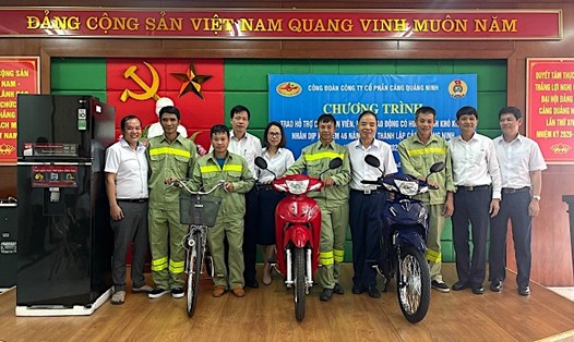 Lãnh đạo và Công đoàn Cảng Quảng Ninh trao hỗ trợ cho đoàn viên có hoàn cảnh khó khăn. Ảnh: Nguyễn Phương