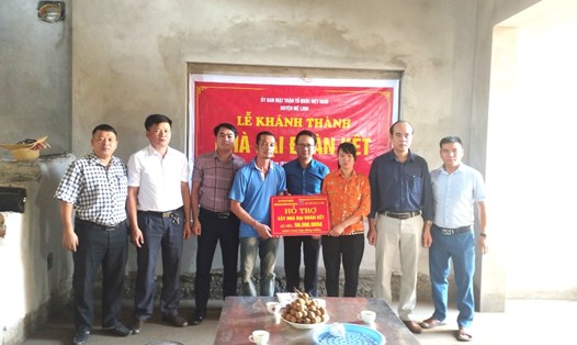 Ủy ban MTTQ Việt Nam huyện Mê Linh trao kinh phí hỗ trợ xây dựng nhà Đại đoàn kết tại xã Tam Đồng ngày 31.8. Ảnh: MTTQ Hà Nội