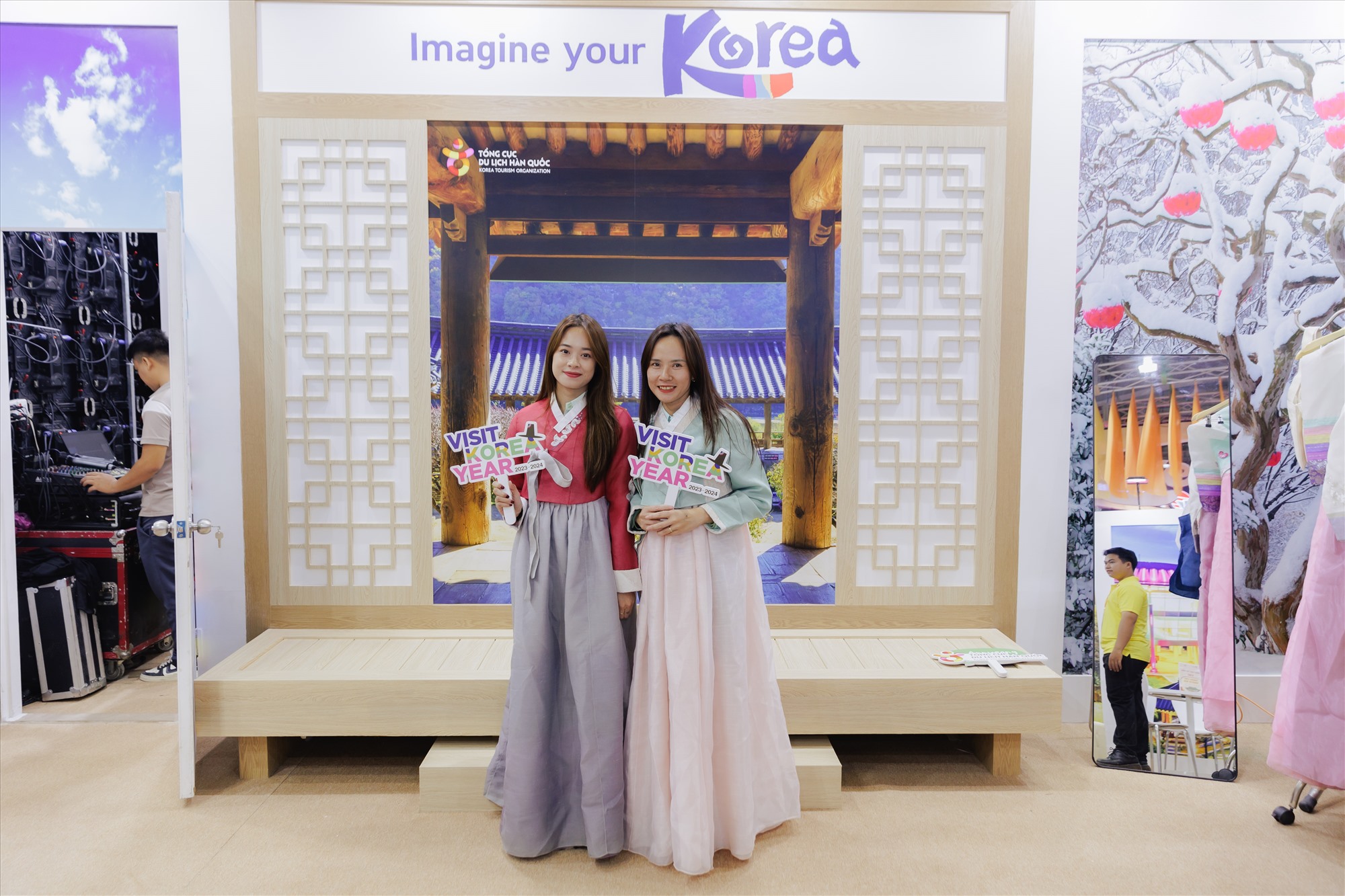 Các bạn trẻ thích thú mặc thử đồ Hanbok. Ảnh: BTC