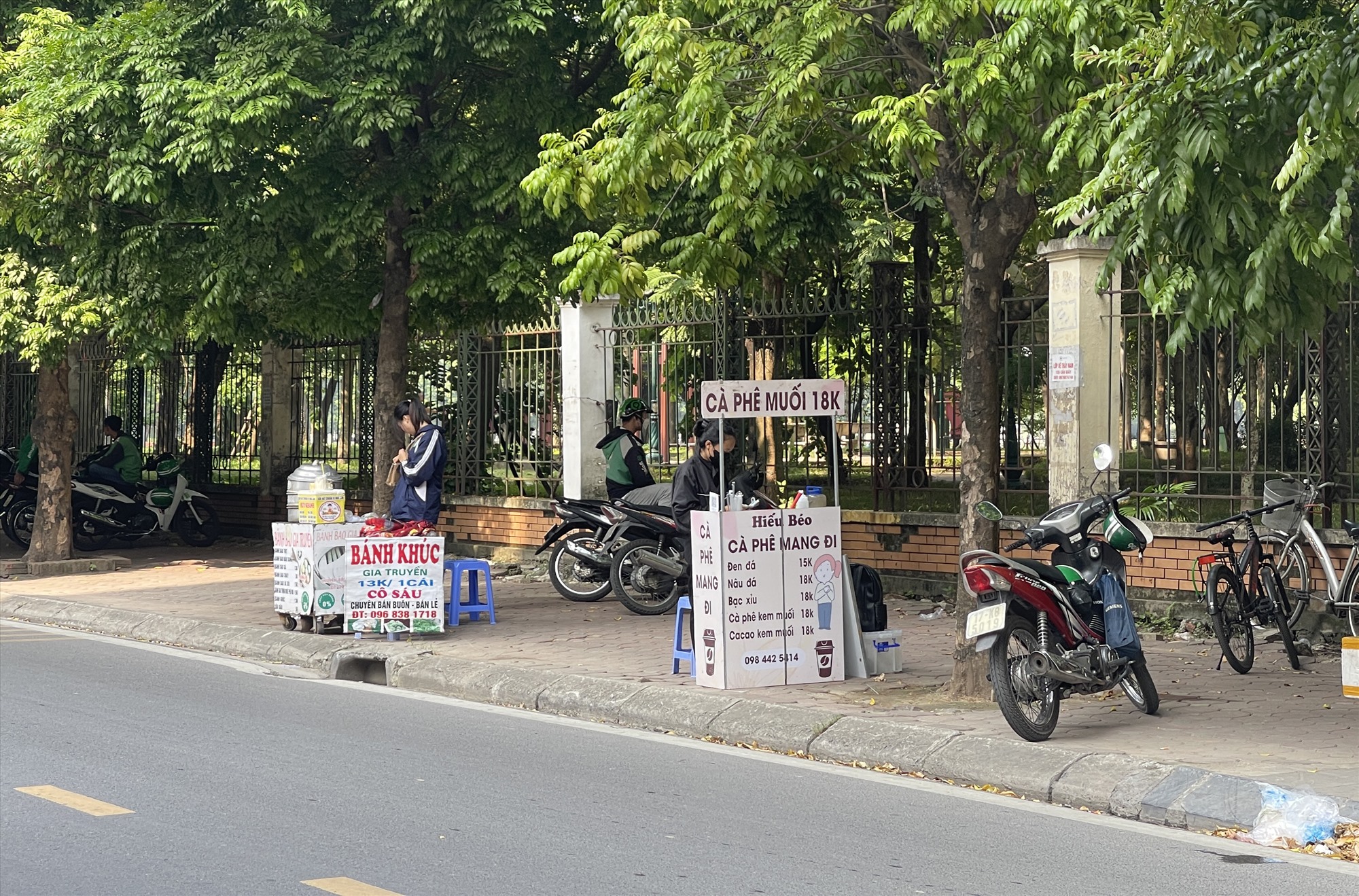 Xe cà phê di động trên phố Hoàng Quán Chi. Ảnh: Khánh An