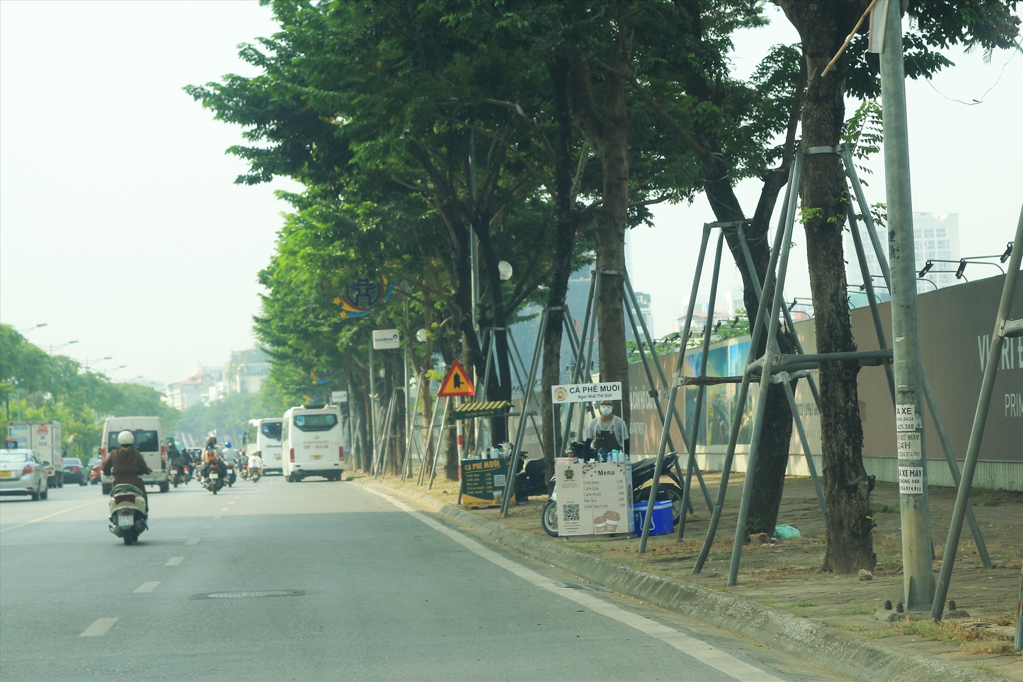Những xe cà phê di động bủa vây vỉa hè đường Võ Chí Công. Chỉ trong khoảng ... mét, có tới 4 xe cà phê ở khu vực này. 