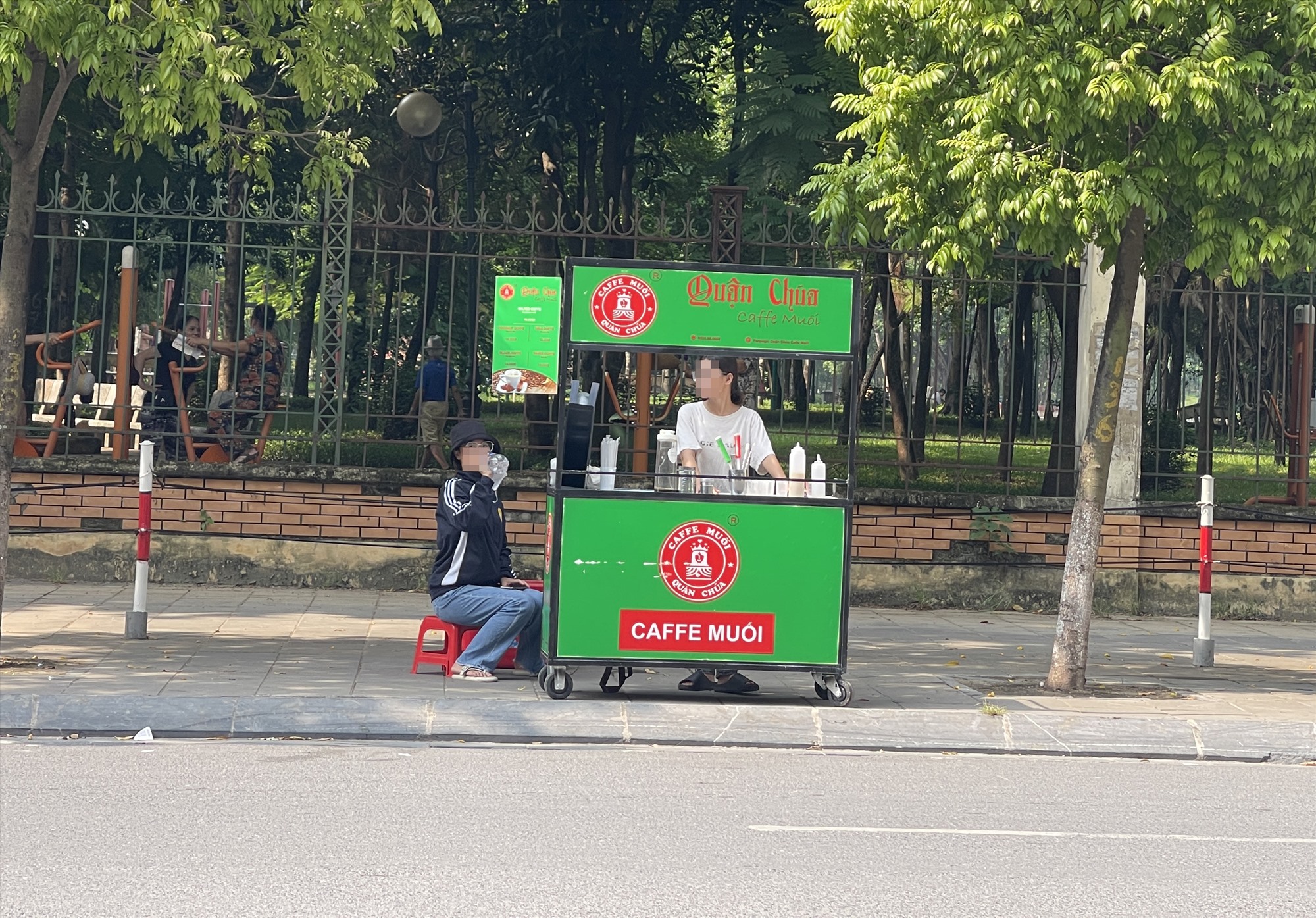 Xe cà phê di động trên phố Thành Thái. Ảnh: Khánh An