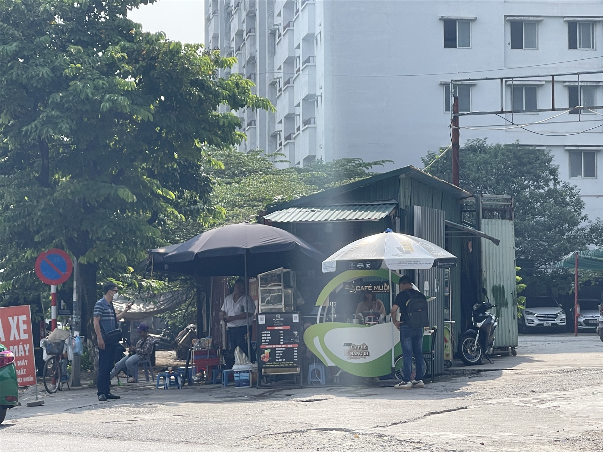 Hàng loạt xe cà phê di động “mọc lên” trên phố Duy Tân. Ảnh: Khánh An 