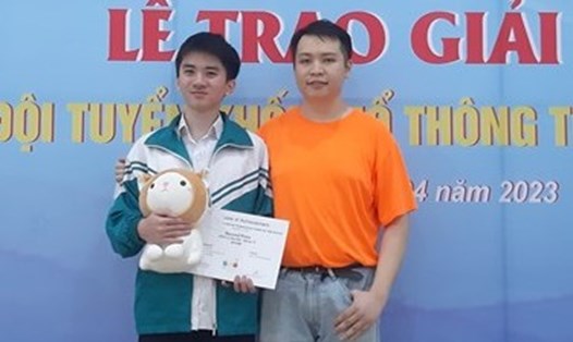 Trần Vinh Khánh (bên trái ảnh) được nhận học bổng trị giá hơn 500 triệu đồng. Ảnh: UIT