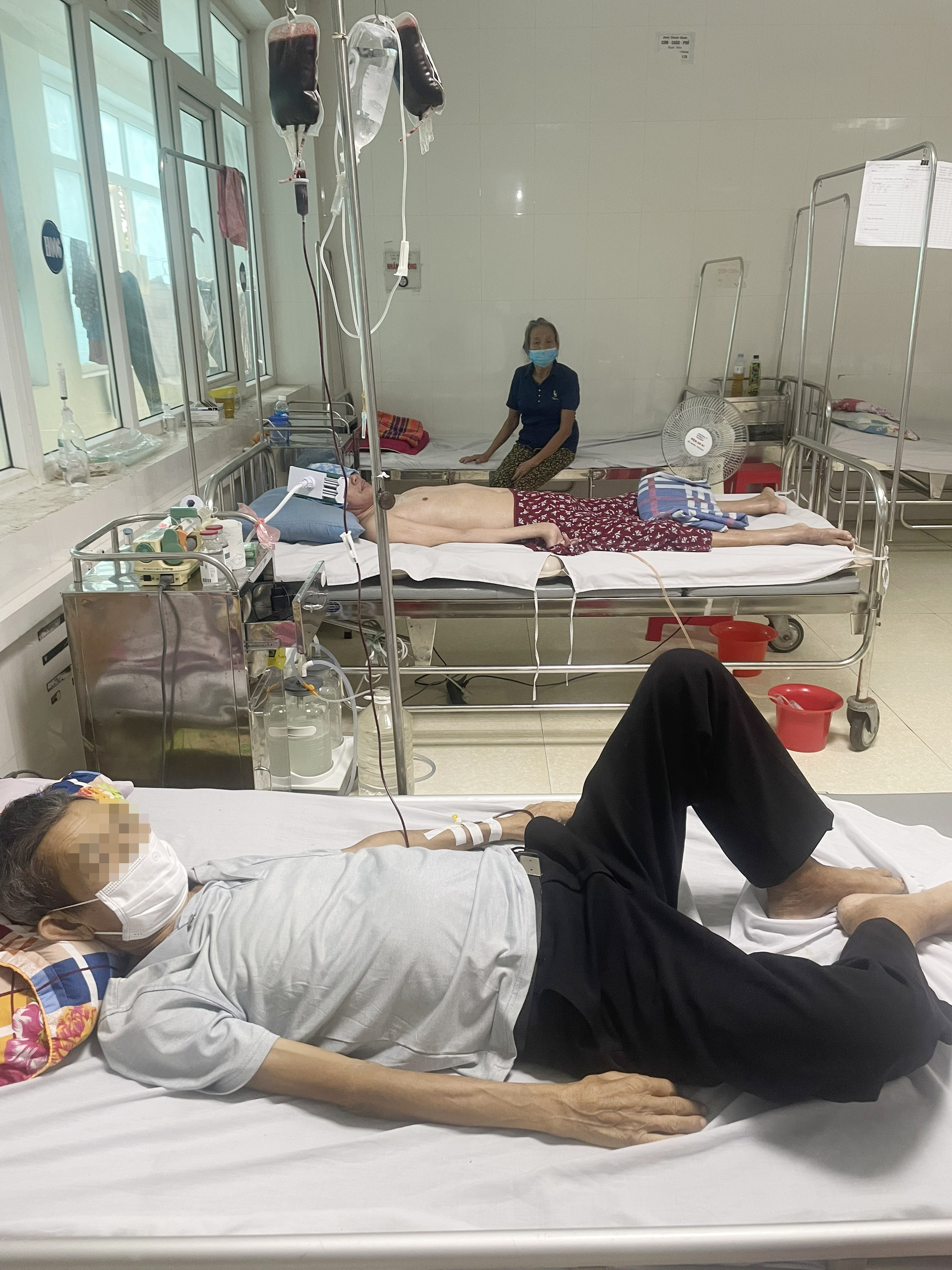 Nhờ 2 nữ đoàn viên công đoàn Trung tâm Y tế thị xã Hồng Lĩnh hiến máu, bệnh nhân U đã được truyền máu kịp thời, qua cơn nguy kịch. Ảnh: Thu Hương.