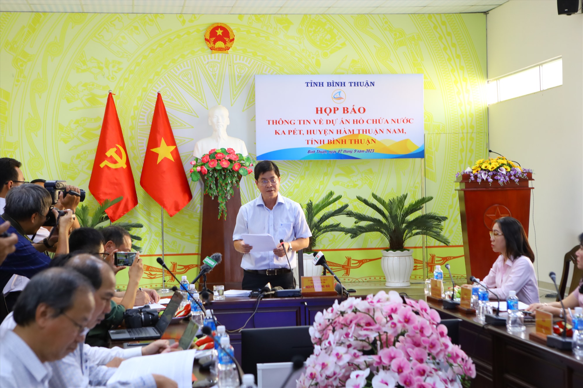 Phó chủ tịch UBND tỉnh Bình Thuận Nguyễn Hồng Hải chủ trì buổi họp báo. Ảnh: Duy Tuấn