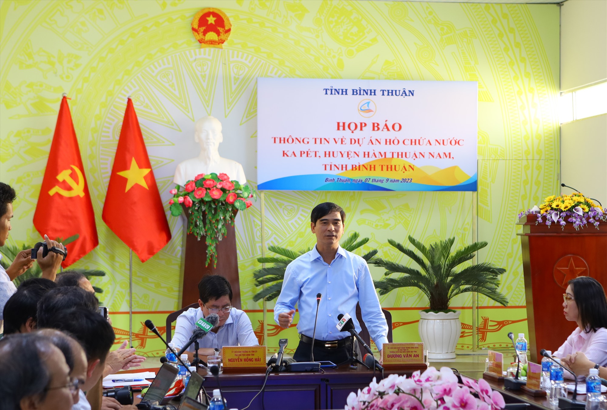 Ông Dương Văn An, Bí thư Tỉnh ủy, Trưởng đoàn đại biểu Quốc hội tỉnh Bình Thuận chia sẻ một số thông tin về dự án Hồ chứa nước Ka Pét. Ảnh: Duy Tuấn