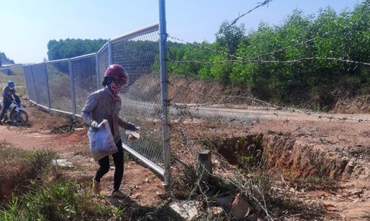 Một đoạn hàng rào bị tháo dỡ, người dân ra vào cao tốc ở khu vực này gây mất an toàn giao thông. Ảnh: BQL đường Hồ Chí Minh cung cấp.