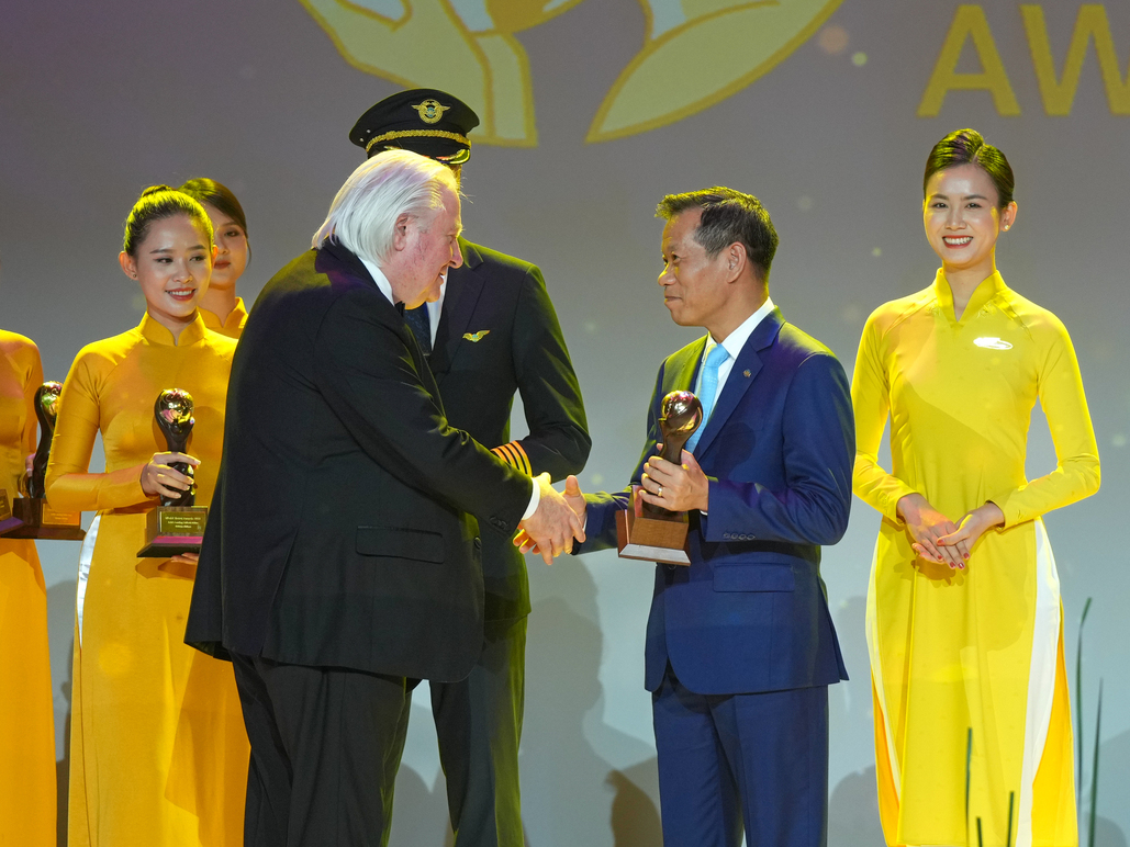 Ông Đặng Anh Tuấn, Phó Tổng giám đốc Vietnam Airlines nhận giải thưởng danh giá do WTA trao tặng. Ảnh: Vietnam Airlines