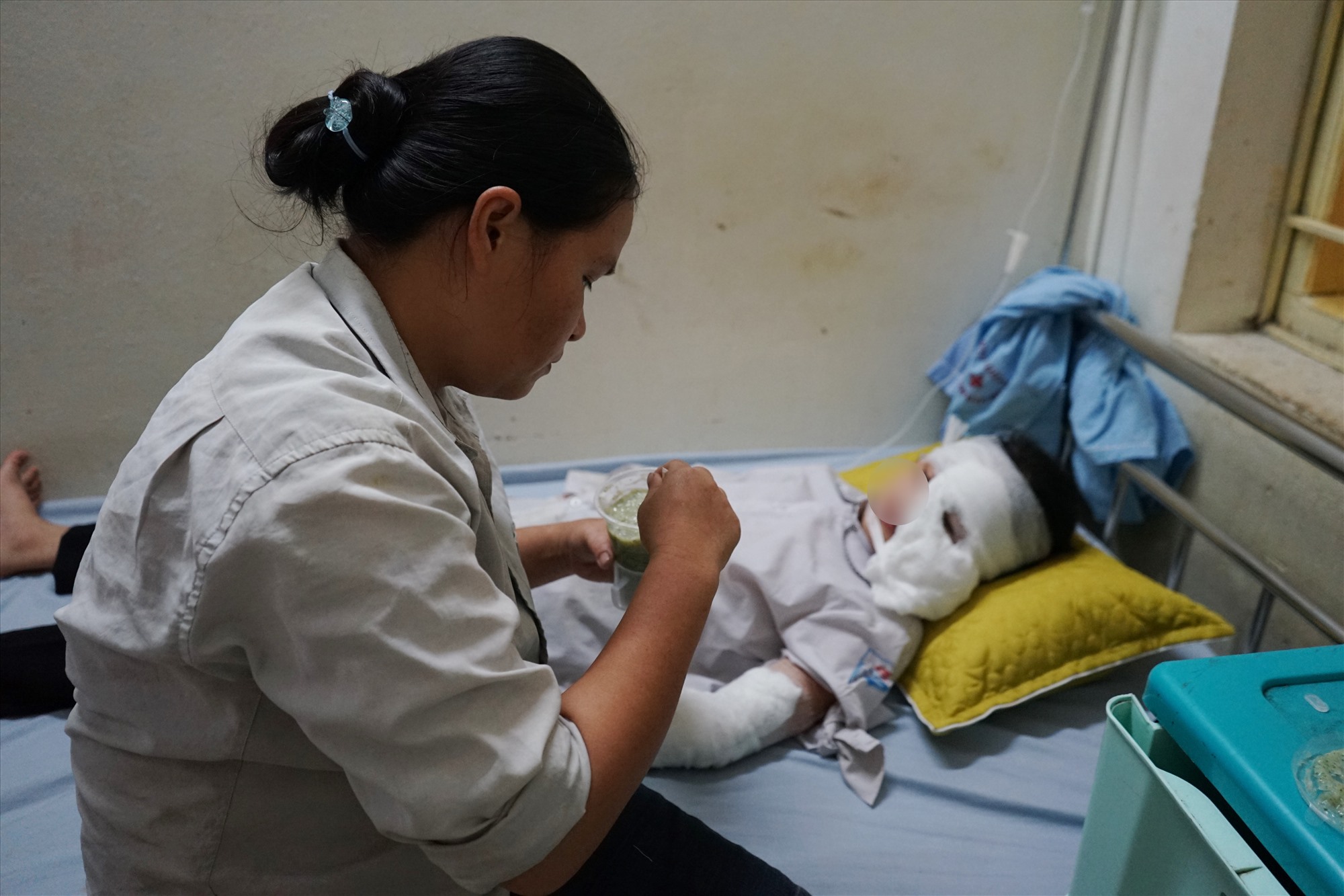 Các em học sinh bị bỏng sau vụ nổ được theo dõi, điều trị tại Bệnh viện Đa khoa huyện Yên Định. Ảnh: Quách Du