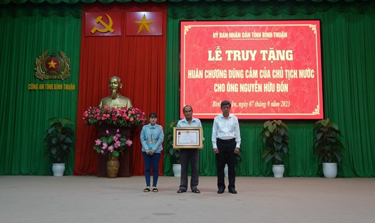 Ông Nguyễn Hữu Đốn được Chủ tịch nước truy tặng Huân chương Dũng cảm. Ảnh: Công an Bình Thuận